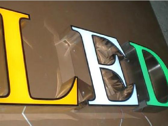 清镇市介绍LED招牌的基础知识。